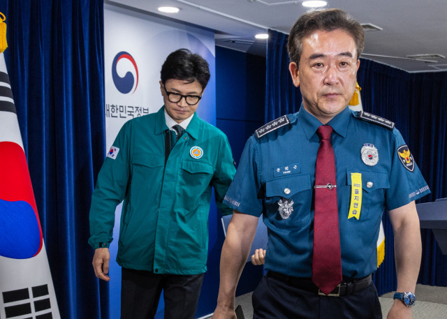 한동훈 법무부 장관(왼쪽)과 윤희근 경찰청장이 23일 오전 서울 종로구 정부서울청사에서 이상 동기 범죄 재발 방지를 위한 국무총리 담화문 발표 뒤 회견장을 빠져 나가고 있다. 연합뉴스