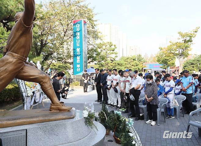 ▲ 이날 경기 전 치러진 최동원 메모리얼데이 헌화식. ⓒ롯데 자이언츠