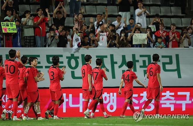 대한민국 3대 0 승리 (창원=연합뉴스) 김동민 기자 = 12일 오후 창원축구센터에서 열린 2024 아시아축구연맹(AFC) 23세 이하(U-23) 아시안컵 예선 B조 2차전 대한민국과 미얀마 경기. 3대 0으로 승리한 대한민국 선수단이 인사하고 있다. 2023.9.12 image@yna.co.kr