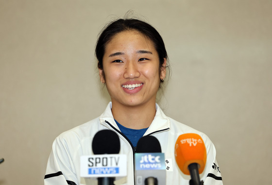 세계배드민턴연맹(BWF) 월드투어 슈퍼 1000 중국오픈에서 우승한 안세영이 오늘(11일) 오후 인천국제공항을 통해 귀국한 뒤 밝은 표정으로 인터뷰에 나섰다. 〈사진=연합뉴스〉