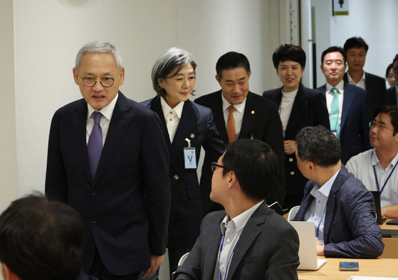 유인촌 문화체육관광부 장관 후보자(왼쪽부터), 김행 여성가족부 장관 후보자, 신원식 국방부 장관 후보자가 13일 서울 용산 대통령실 청사에서 열린 김대기 대통령 비서실장의 2차 개각 발표 브리핑에 입장하고 있다. 〈사진=연합뉴스〉