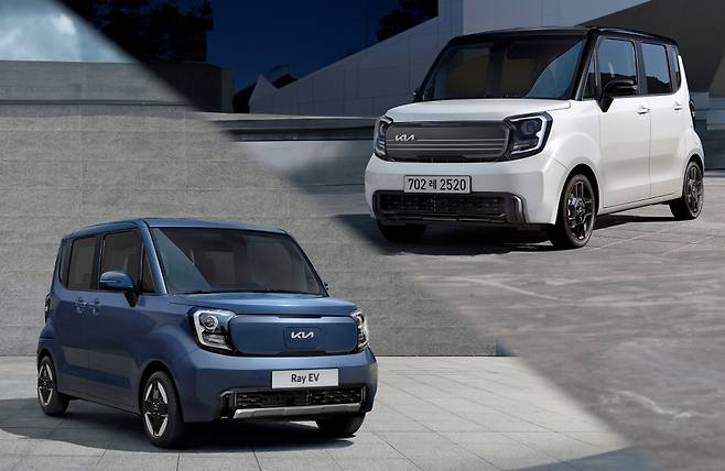 기아 레이EV(좌)와 가솔린 모델(우)