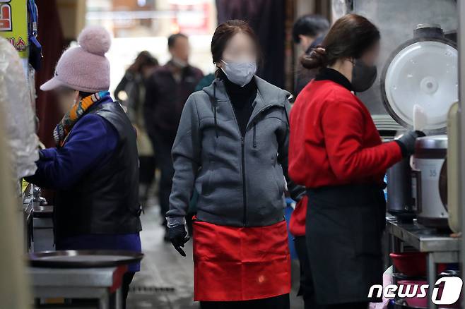 서울 중구 남대문시장에서 상인들이 점심식사 준비를 하고 있다. /뉴스1 ⓒ News1 이동해 기자