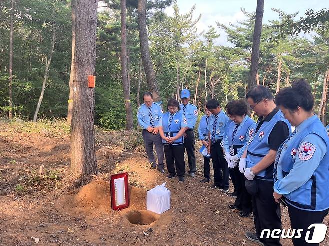 무연고자 수목장림 이용료 지원사업 안치 모습 (한국수목장문화진흥재단 제공)/뉴스1