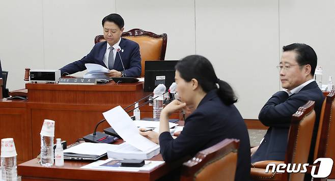 김영호 국회 교육위 법안심사소위원장이 13일 오전 서울 여의도 국회에서 열린 교육위원회 법안심사소위원회에서 의사봉을 두드리고 있다. 2023.9.13/뉴스1 ⓒ News1 임세영 기자