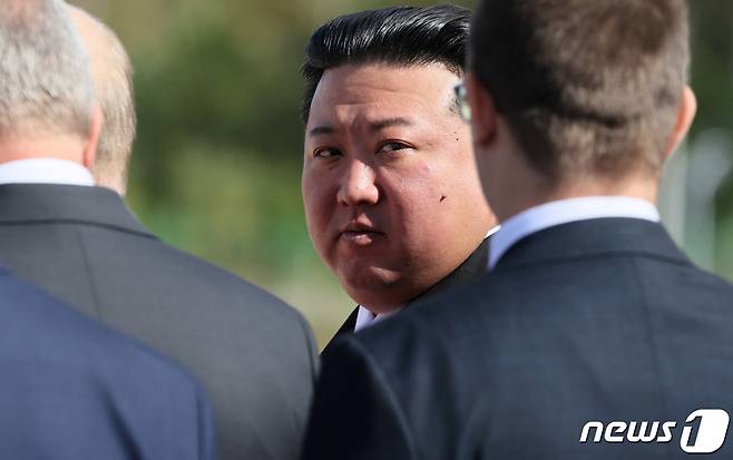 13일(현지시간) 북러 정삼회담이 열리는 러시아 아무르주 보스토치니 우주기지에서 김정은 북한 노동당 총비서가 뒤돌아보고 있다. ⓒ 로이터=뉴스1 ⓒ News1 홍유진 기자