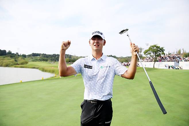 고군택이 10일 인천 영종도 클럽72 오션코스에스 열린 제39회 신한동해오픈에서 연장 접전 끝 우승을 확정한 뒤 포효하고 있다. 사진 | KPGA