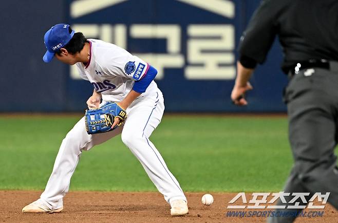 12일 대구 삼성라이온즈파크에서 열린 KIA와 삼성의 경기, 8회초 2사 1,2루 삼성 유격수 이재현이 KIA 나성범의 타구를 뒤로 빠뜨리고 있다. 대구=허상욱 기자wook@sportschosun.com/2023.09.12/