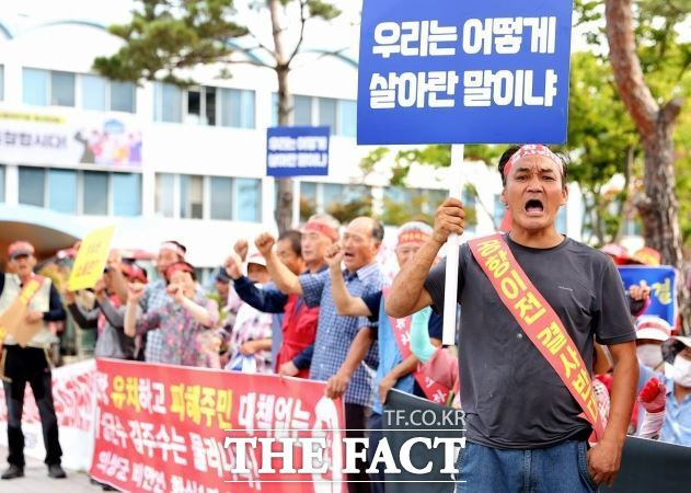 의성군 비안면 주민들이 공항 이전에 반대하며 집회를 열고 있다. /의성군 비안면 대책위