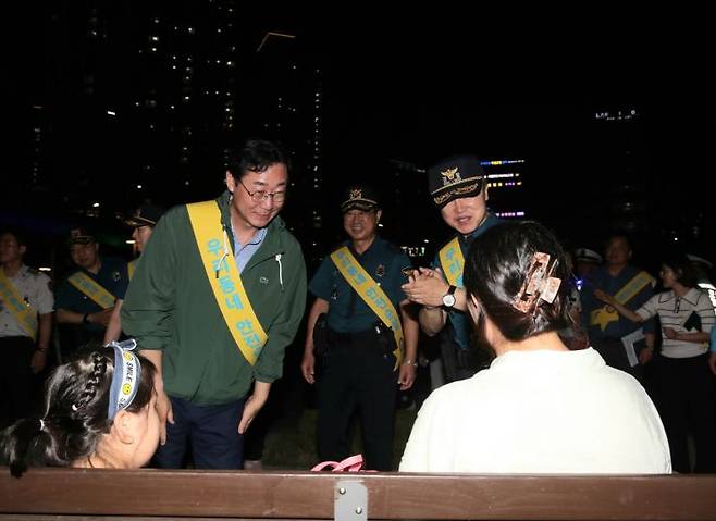 정명근 화성시장이 동탄호수공원 야간 순찰 중 산책을 나온 시민들과 대화하고 있다. [사진제공=화성시]