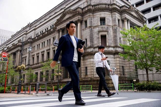 시민들이 일본 도쿄에 위치한 일본은행(BOJ) 본점 앞을 지나가고 있따. [이미지출처=로이터연합뉴스]