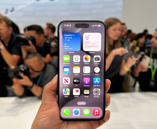 12일(현지 시각) 미국 애플 본사에서 실제로 쥐어본 아이폰15 프로의 모습./오로라 특파원