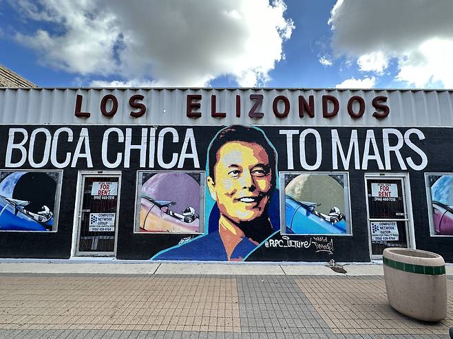 지난 8일(현지 시각) 보카 치카 마을에서 발견한 일론 머스크의 초상이 그려진 대형 벽화. '보카치카에서 화성으로'라는 문구도 보인다. /보카치카=오로라 특파원