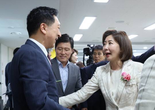 국민의힘 김기현 대표와 나경원 전 의원이 지난 9월12일 오후 서울 중구 한국관광공사에서 열린 사단법인 문화자유행동 창립기념 심포지엄 및 창립총회에서 만나 대화하고 있다.<연합뉴스>