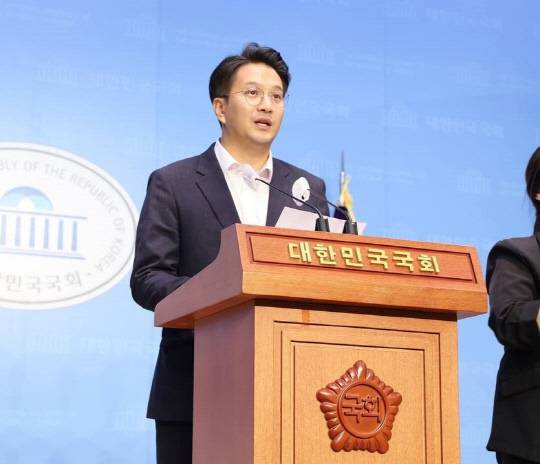 더불어민주당 전국청년위원장인 전용기 의원이 13일 국회 소통관에서 기자회견을 열고 이재명 대표와 연대 단식 의사를 밝히고 있다.<전용기 의원실 제공>