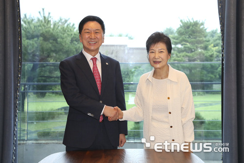 국민의힘 김기현 대표가 13일 오후 대구 박근혜 전 대통령 사저에서 박 전 대통령을 만나기념촬영을 하고 있다. 국민의힘 제공