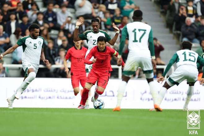 손흥민 돌파! (서울=연합뉴스) 위르겐 클린스만 감독이 이끄는 한국 남자 축구 대표팀의 손흥민이 13일(한국시간) 영국 뉴캐슬의 세인트 제임스 파크에서 열린 사우디아라비아와의 친선 경기에서 돌파하고 있다. 2023.9.13 [대한축구협회 제공. 재판매 및 DB 금지] photo@yna.co.kr (끝)