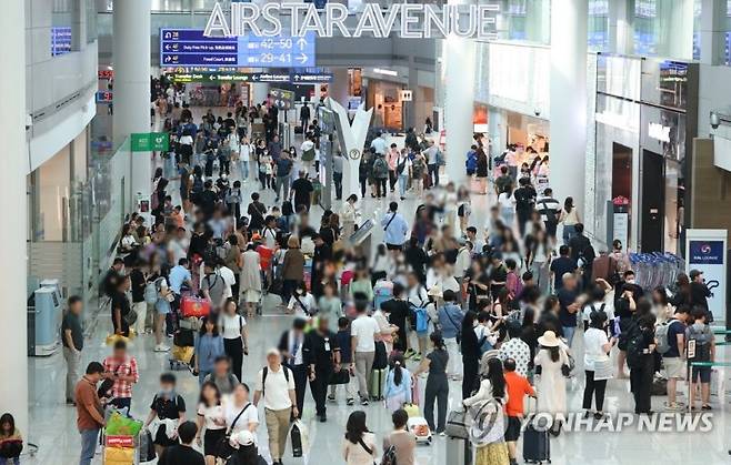 지난 8월 15일 오전 인천국제공항 제1여객터미널 면세구역이 이용객들로 붐비고 있다.