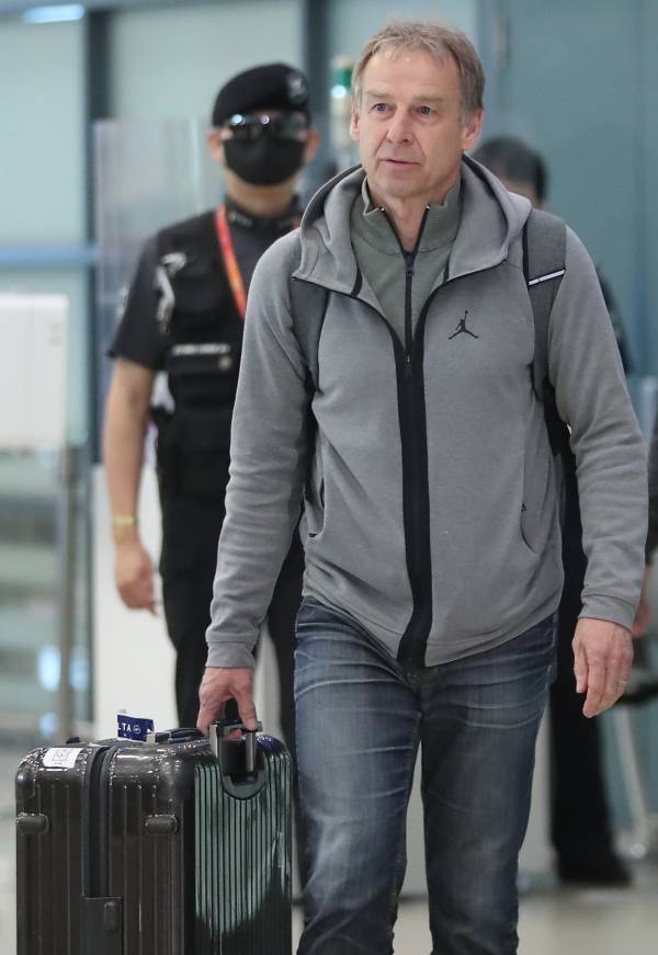 <yonhap photo-2289="">축구대표팀 위르겐 클린스만 감독이 지난 4월 인천국제공항 제1여객터미널을 통해 귀국해 입국장에 들어서고 있다. 클린스만 감독은 영국, 이탈리아, 독일을 돌며 손흥민(토트넘), 오현규(셀틱), 김민재(나폴리), 이재성(마인츠), 정우영(프라이부르크)의 경기를 살펴봤다. 연합뉴스</yonhap>