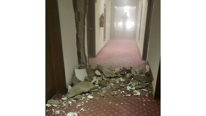 모로코 강진으로 현지 건물 일부가 파손돼 파편이 바닥에 떨어진 모습 (사진, 제주자치도)