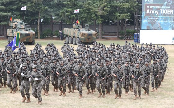 경기도 양주시 25사단에서 열린 육군 '아미타이거 시범여단전투단 선포식' 후 워리어플랫폼 차림의 아미타이거 부대원들이 이동하고 있다. 사진공동취재단