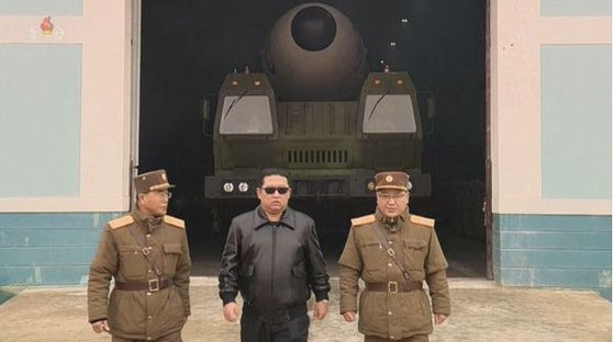 김정은 북한 국무위원장이 지난해 3월 신형 대륙간탄도미사일(ICBM) '화성-17형'의 시험발사를 지도하는 모습. 장창하 국방과학원장(왼편)과 김정식 군수공업부 부부장이 좌우에서 김정은을 수행했다. 조선중앙통신, 연합뉴스