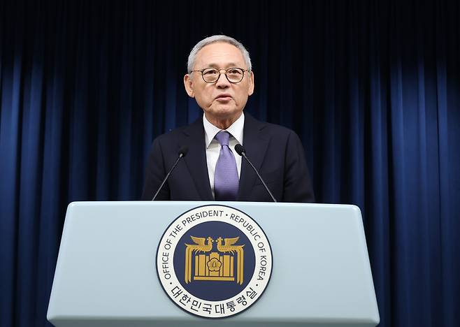 Yu In-chon, who is nominated as the new culture, sports and tourism minister, talks to reporters during a press briefing held after the presidential office announced the nominees for ministers of defense, culture and gender equality at the presidential office in Seoul on Sept. 13, 2023. (Yonhap)