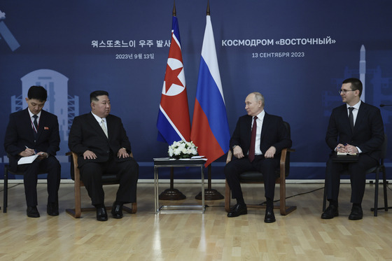 North Korean leader Kim Jong-un, center left, and Russian President Vladimir Putin, center right, and hold their first bilateral summit in four years at the Vostochny Cosmodrome in Russia’s far eastern Amur region on Wednesday. [AP/YONHAP]