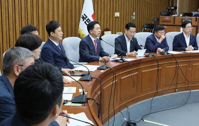 김기현 국민의힘 대표가 13일 국회에서 열린 '교원 대상 무분별한 아동학대 신고에 대응한 아동학대처벌법 개정' 관련 당정협의회에서 발언하고 있다.  연합뉴스