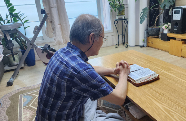 은퇴선교사들이 위태롭다. 한평생 낯선 땅에서 복음을 전하며 천국행을 준비해 주면서도 정작 자신은 아무런 준비 없이 은퇴를 맞이하고 있다. 사진은 의료선교사로 사역하다 뇌출혈 후유증으로 은퇴한 윤명신(가명) 선교사가 최근 자택에서 기도하는 모습.