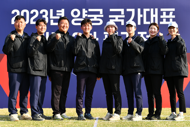 한국 양궁대표팀 리커브팀이 지난 4월 최종 선발전을 통과한 후 기념 촬영하고 있다. 대한양궁협회 제공