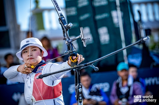 한국 양궁대표팀 리커브 여자부의 강채영이 11일(한국시간) 막내린 2023 현대 양궁 월드컵 파이널 대회에서 활시위를 당기고 있다. 강채영은 이 대회에서 우승을 차지하며 세계 최강자 자리에 올랐다. 세계양궁연맹 제공