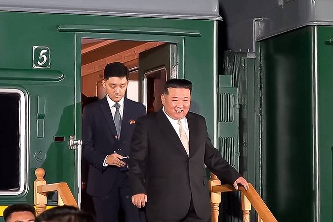 김정은 북한 국무위원장이 12일 러시아 연해주 하산역에 도착해 전용열차에서 내리고 있다. 로이터연합