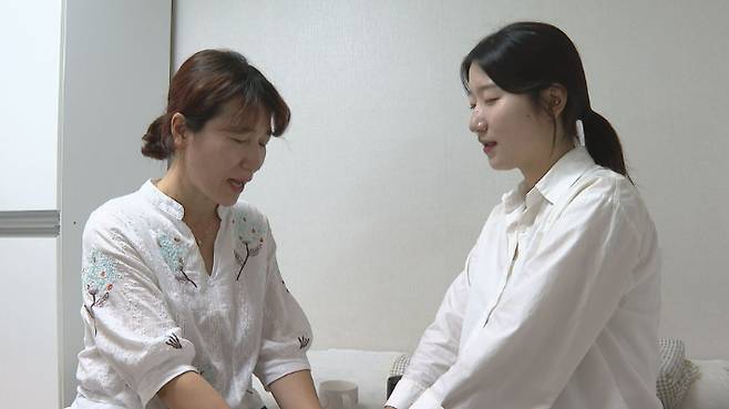 불가리아 정경미선교사가 명륜중앙교회와 딸을 위해 기도하고 있는 모습