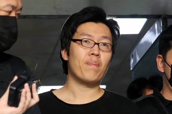 신림동 성폭행 살인 피의자 최윤종이 지난달 25일 서울 관악경찰서에서 검찰로 송치되고 있다. 뉴스1