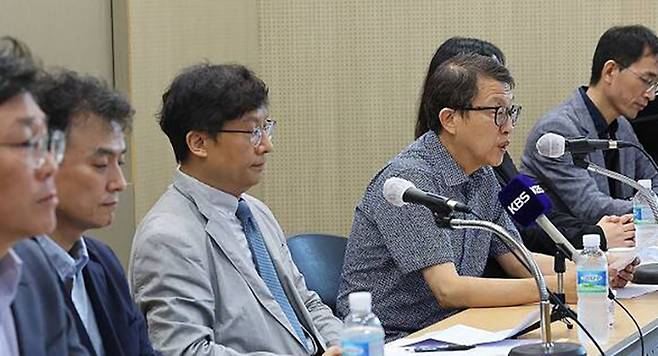 13일 오전 서울대학교에서 열린 홍범도 흉상 철거 반대 역사단체 공동 성명서 발표 기자회견에서 참석자들이 발언하고 있다. 연합뉴스