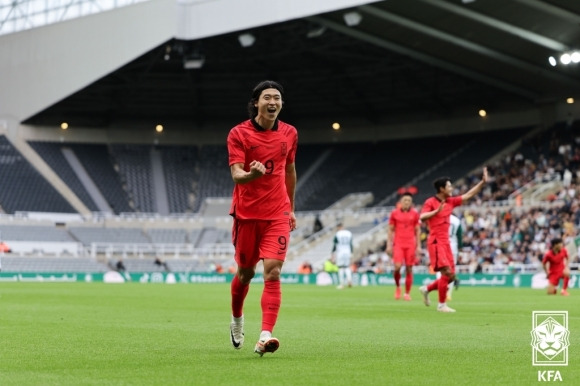 득점 후 기뻐하는 조규성 - 위르겐 클린스만 감독이 이끄는 한국 남자 축구 대표팀의 조규성이 13일(한국시간) 영국 뉴캐슬의 세인트 제임스 파크에서 열린 사우디아라비아와의 친선 경기에서 득점 후 기뻐하고 있다. 2023.9.13 대한축구협회 제공.