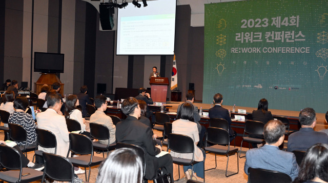 김범석 고용노동부 고령사회인력정책과장이 고령자 고용 현황과 관련 정책의 방향을 주제 발표하고 있다. 이호재 기자