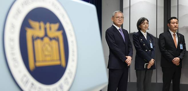 유인촌 문화체육관광부 장관 후보자(왼쪽부터), 김행 여성가족부 장관 후보자, 신원식 국방부 장관 후보자가 13일 서울 용산 대통령실 청사에서 열린 김대기 대통령 비서실장의 2차 개각 발표 브리핑에 배석하고 있다. ⓒ연합뉴스