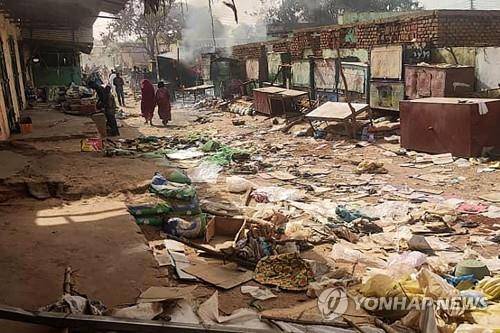 수단 군벌간 무력 분쟁 속에 아수라장이 된 서다르푸르주 주도 엘 주네에나의 시장. [AFP 연합뉴스 자료사진. 재판매 및 DB 금지]