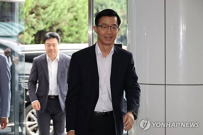 출근하는 방문규 산업부 장관 후보자 (서울=연합뉴스) 김주성 기자 = 방문규 산업통상자원부 장관 후보자가 24일 오전 서울 종로구 한국광해광업공단에 마련된 인사청문 준비 사무실로 출근하고 있다. 2023.8.24 utzza@yna.co.kr