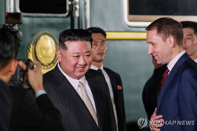 '러시아 도착' 환영인사 받으며 웃는 김정은 (하산 AFP=연합뉴스) 김정은 북한 국무위원장(왼쪽)이 12일(현지시간) 러시아 연해주 하산역에서 알렉산드르 코즐로프 천연자원부 장관의 영접을 받으며 웃고 있다. 블라디미르 푸틴 러시아 대통령과의 회담을 위해 지난 10일 전용 열차로 평양에서 출발한 김 위원장은 이날 오전 6시 하산에 도착했다. [러시아 천연자원부 제공] 2023.09.13 clynnkim@yna.co.kr