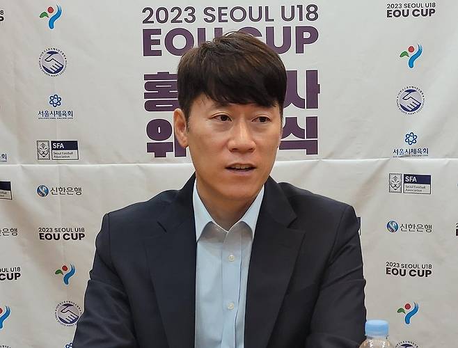 인터뷰하는 김은중 전 U-20 대표팀 감독 (서울=연합뉴스) 최송아 기자 = 김은중 전 20세 이하(U-20) 축구 대표팀 감독이 13일 서울 용산구 효창운동장에서 열린 '2023 서울 EOU컵 U-18 국제 청소년 축구대회' 홍보대사 위촉식에서 취재진과 인터뷰하고 있다. 2023.9.13 songa@yna.co.kr