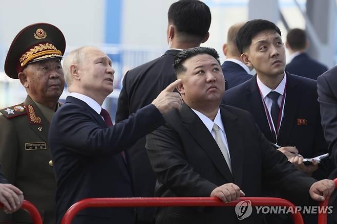 보스토치니 우주기주 시찰하는 김정은과 푸틴 (보스토치니 우주기지 AP=연합뉴스) 13일(현지시간) 러시아 보스토치니 우주기지에서 푸틴 러시아 대통령과 김정은 북한 국무위원장이 주요 우주과학기술 시설을 둘러보고 있다. 2023.9.13 photo@yna.co.kr