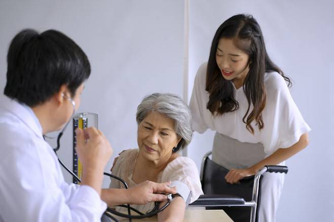 노년기 고혈압을 적극 치료하지 않으면 치매 위험성이 높아진다는 연구 결과가 나왔다. [사진=게티이미지뱅크]