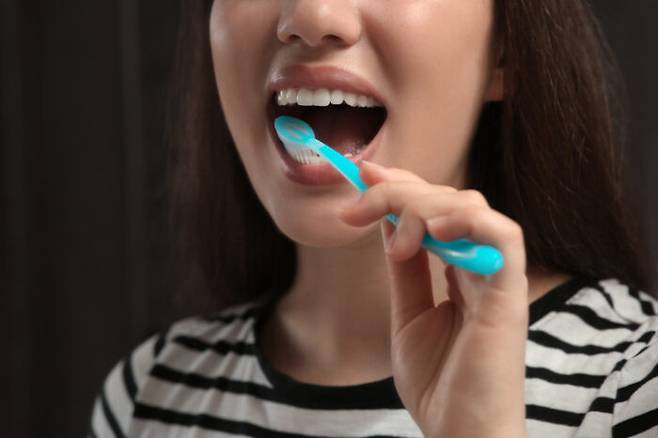 전문가들은 자연치아를 힘 닿는 데까지 관리하는 것이 현명하다고 입을 모은다. [사진=게티이미지뱅크]