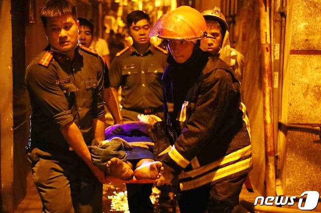 화재현장에서 구조되고 있는 한 시민. ⓒ AFP=뉴스1 ⓒ News1 박형기 기자