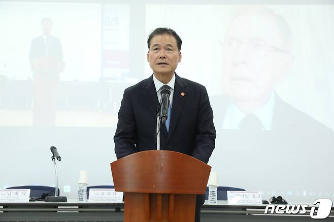 김영호 통일부 장관이 14일 서울 종로구 서울글로벌센터에서 열린 '북한인권 국제 심포지엄'에서 축사를 하고 있다.(통일부 제공)