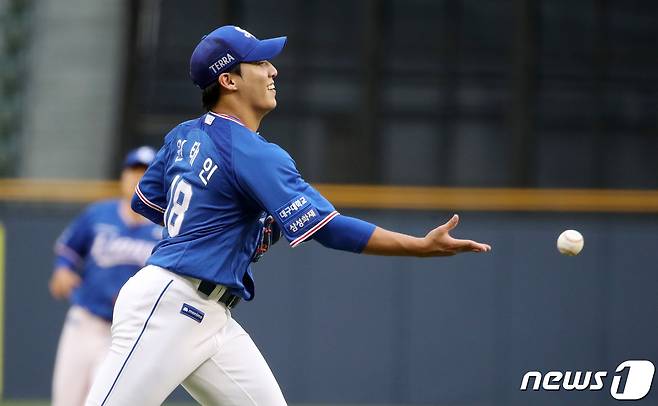 9일 오후 서울 송파구 잠실야구장에서 열린 프로야구 '2023 신한은행 SOL KBO리그' 삼성 라이온즈와 두산 베어스의 경기에서 삼성 선발 원태인이 1회말 1사 두산 김재호의 투수 앞 땅볼을 잡은 후 1루로 송구하고 있다. 2023.8.9/뉴스1 ⓒ News1 김성진 기자