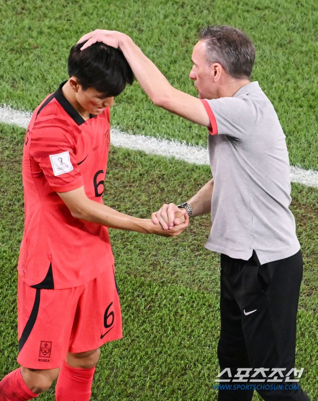 6일 오전(한국시각) 카타르 도하 스타디움974에서 대한민국과 브라질의 16강 경기가 열렸다. 교체되는 황인범과 포옹을 나누는 벤투 감독. 도하(카타르)=송정헌 기자songs@sportschosun.com/2022.12.06/